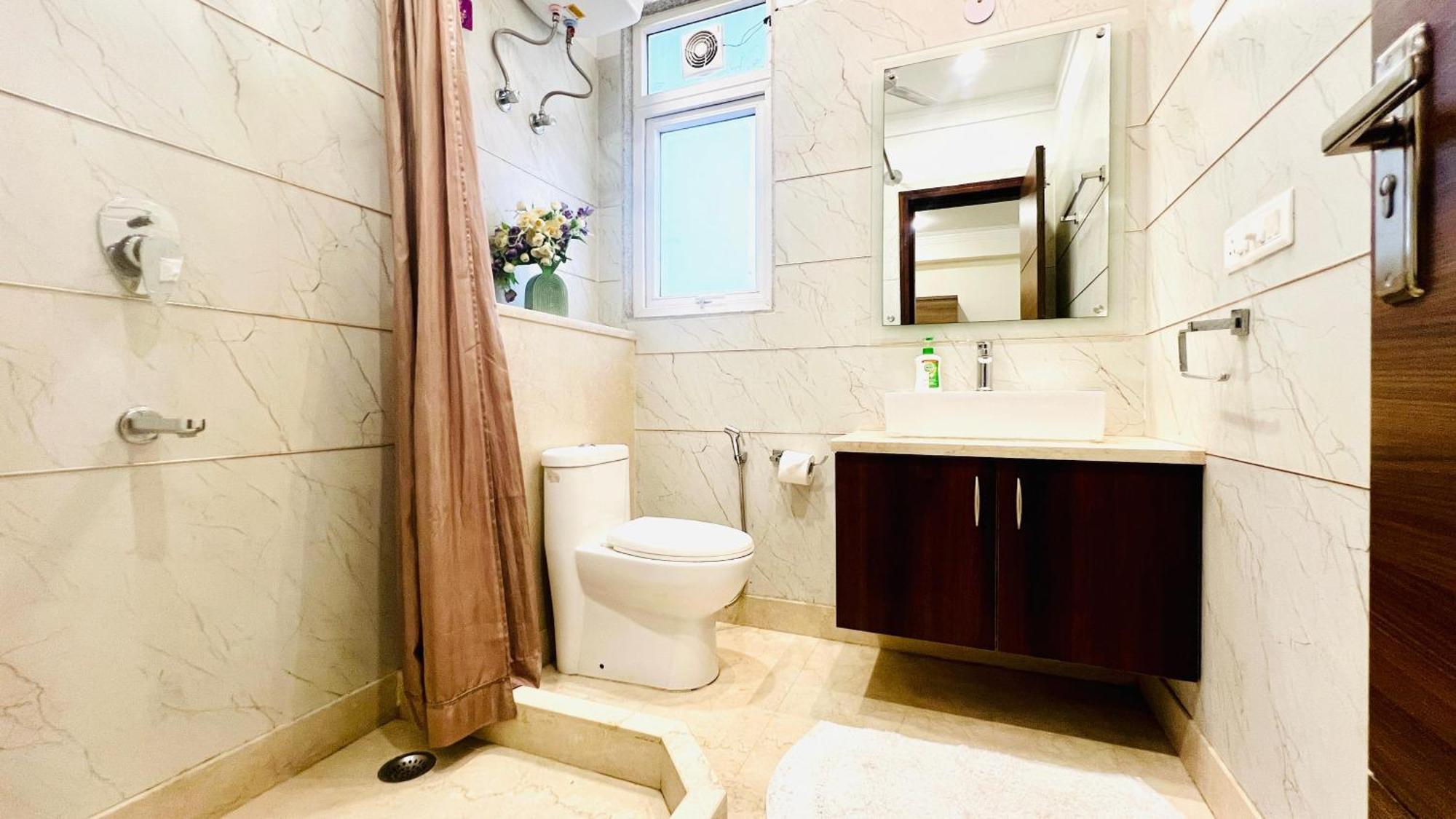 Bluo Studio4 Golf Course Road - Gym, Balcony, Lift 古尔冈 外观 照片